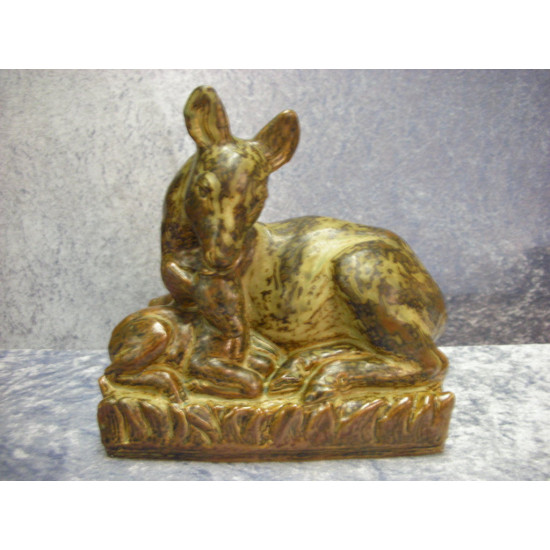 Lying deer with kid Stoneware no 21239, 23.5x23x15 cm, Factory First, RC