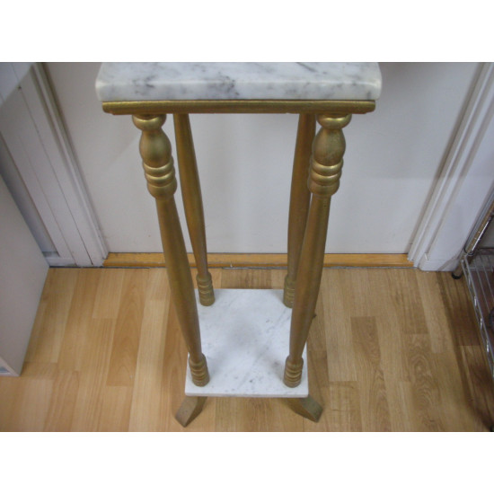 Piedestal i guldmalet træ og marmor, 86x32 cm