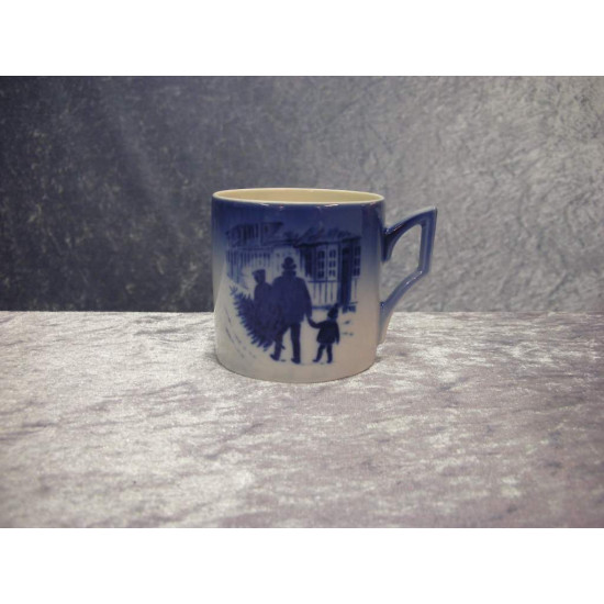Christmas cup 1980, The Christmas tree is brought home, 6.5x6.5 cm, Factory first