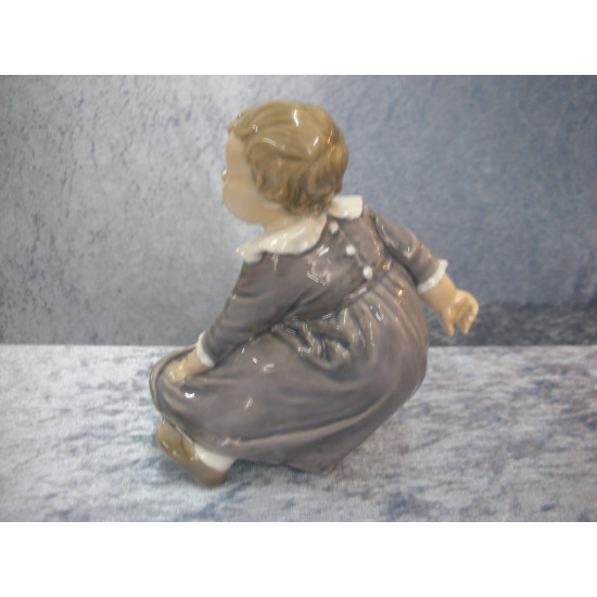 Baby / Pige rør ved kjolekanten nr 1995, 13 cm, Bing & Grøndahl