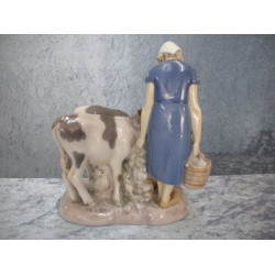 Pige med kalve nr 2270, 21 cm, Bing & Grøndahl