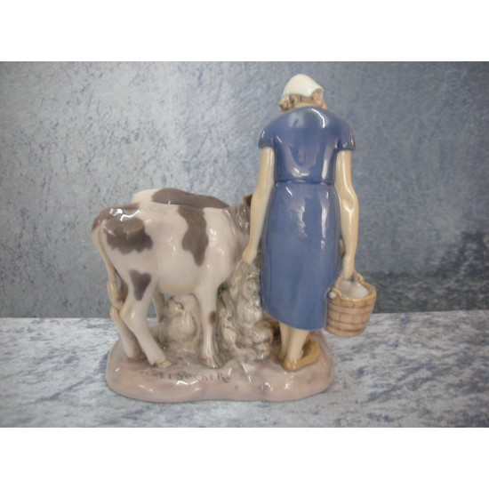 Girl with calves no 2270, 21 cm, Bing & Grondahl
